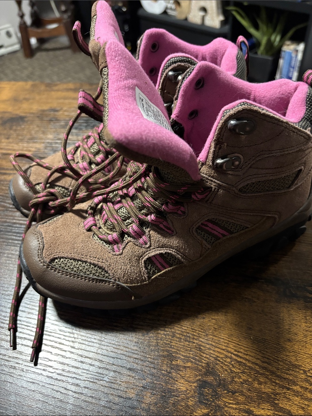BearPaw Women’s ridgewood suede hiking boots. - Picture 4 of 7